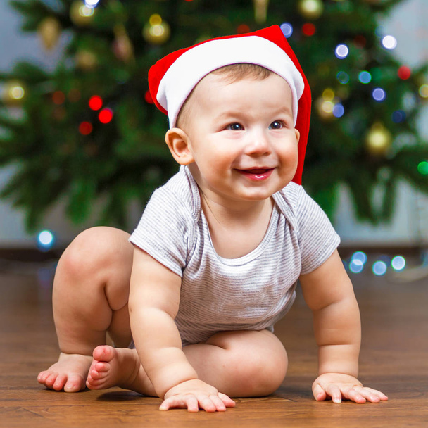 Onnellisen lapsen muotokuva lähellä joulukuusta
 - Valokuva, kuva