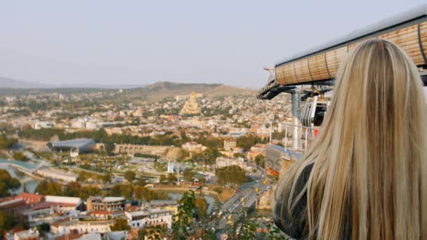 Osoby płci żeńskiej zrobić zdjęcie panoramy miasta. Przez ramię widok kobiety Dokonywanie wideo z urządzenia smartphone. Tbilisi city - Materiał filmowy, wideo