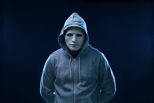 Macho hacker en máscara  - Foto, imagen