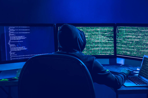Hacker using computer - Foto, Imagem