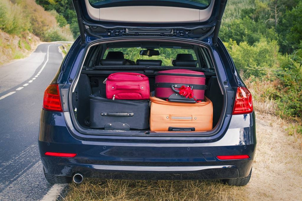 car with trunk loaded with suitcases  - Foto, Imagem