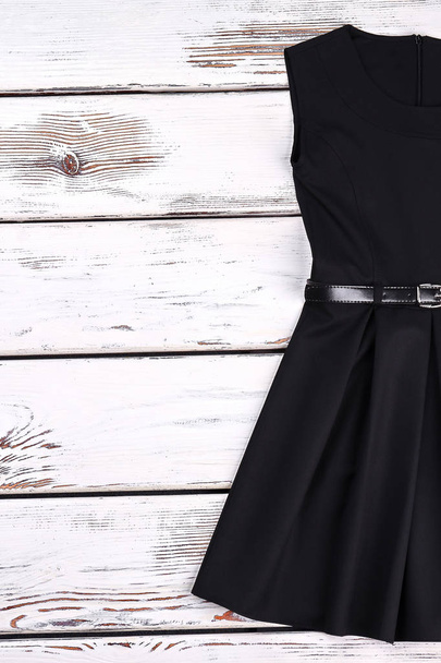 Klassisches schwarzes Baumwollkleid für Mädchen. - Foto, Bild