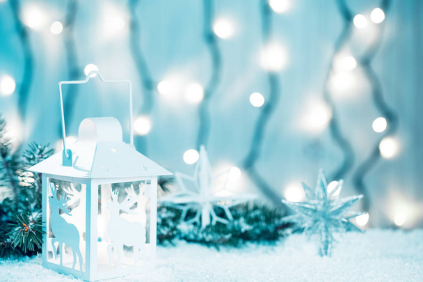 Χριστουγεννιάτικο κερί φανάρι και κλαδιών χριστουγεννιάτικο δέντρο, χιόνι, νιφάδα χιονιού και διακοσμήσεις για bokeh στο παρασκήνιο θολή φώτα. Ελεύθερου χώρου - Φωτογραφία, εικόνα