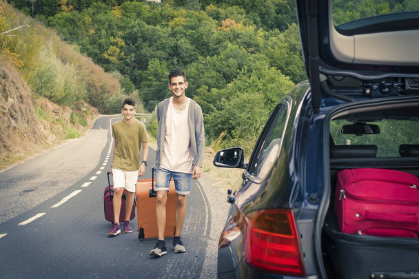 people travelling by car - Foto, imagen
