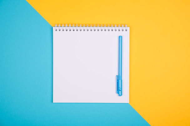 Empty notepad with blue pen - Zdjęcie, obraz