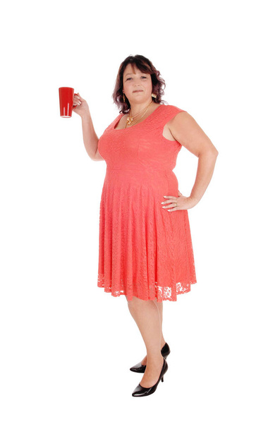 Femme de grande taille tenant une tasse rouge
 - Photo, image