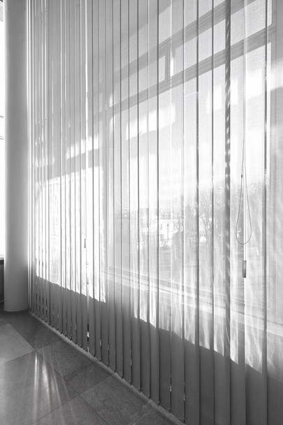 Muestras de persianas y cortinas para las ventanas con mehanismo, nota poca profundidad de campo
 - Foto, Imagen