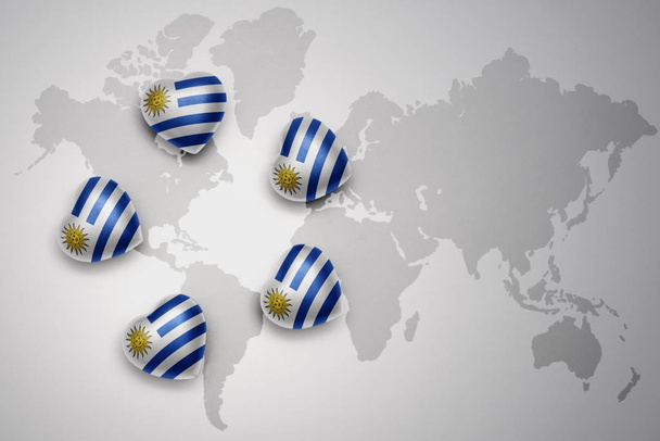 cinque cuori con bandiera nazionale di uruguay su sfondo mappa del mondo
 - Foto, immagini