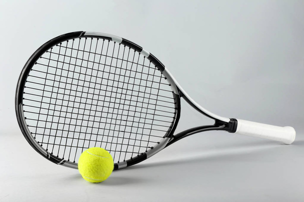 Теннисная ракетка и мяч
  - Фото, изображение