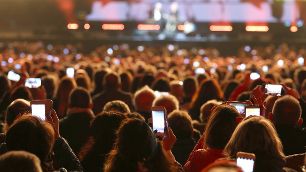 ライブ コンサートでスマート フォンを持つ多くの人々 - 写真・画像