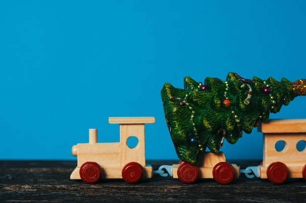 Noel ağacına oyuncak tren. tatil Gingerbread çerezleri. Neşeli Noel ve mutlu yeni yıl kartı kutlama kartı  - Fotoğraf, Görsel