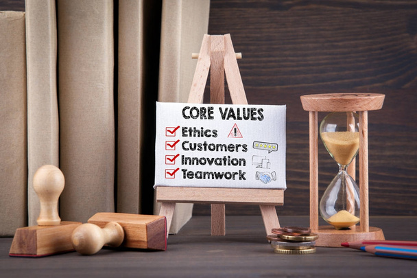 Концепция Core Values. Песочные часы, песочные часы или яичный таймер на деревянном столе
 - Фото, изображение