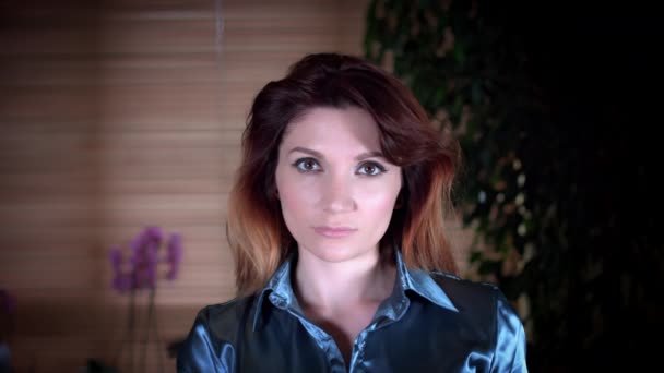 4 k εκμετάλλευση γυναίκα στα χέρια συγγνώμη σε χαρτί - Πλάνα, βίντεο