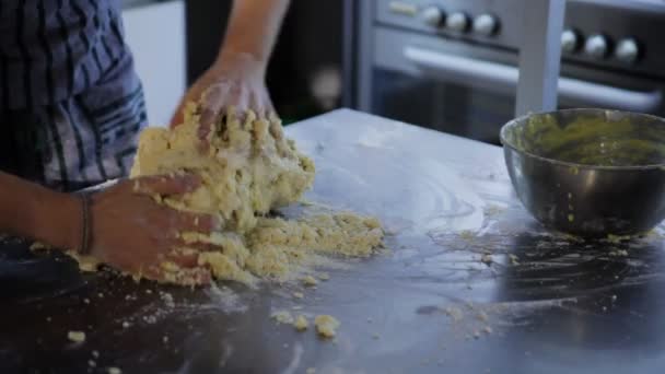 zbliżeń kucharzy przygotowuje jedzenie w kuchni - Materiał filmowy, wideo