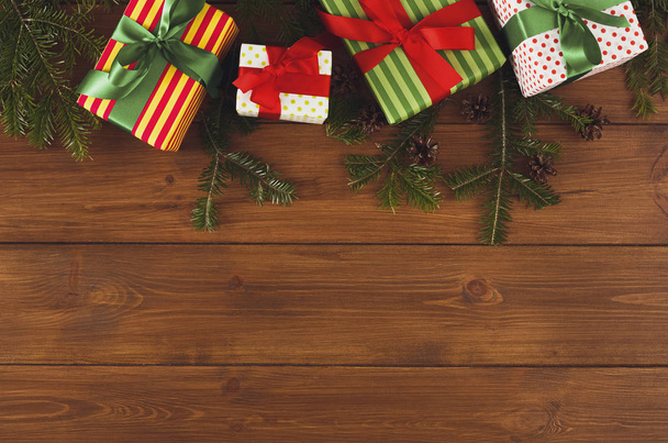 Scatole regalo di Natale colorate per su sfondo di legno
 - Foto, immagini