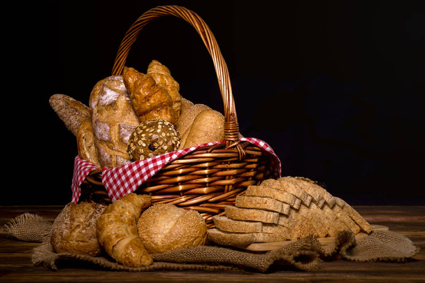 Набір запеченого хліба з кошиком; Різні свіжі хліби, такі як кунжут, багет, запечені рулети, круасан, кругла булочка та цільний зерновий нарізаний хліб
 - Фото, зображення
