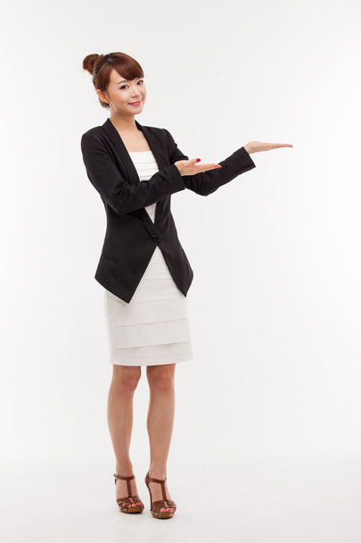 Asiática mulher de negócios indicar espaço em branco
 - Foto, Imagem