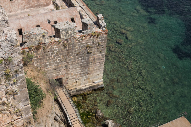 Prohlédněte si část středověké pevnosti po moři s křišťálově čistou vodou - Fotografie, Obrázek