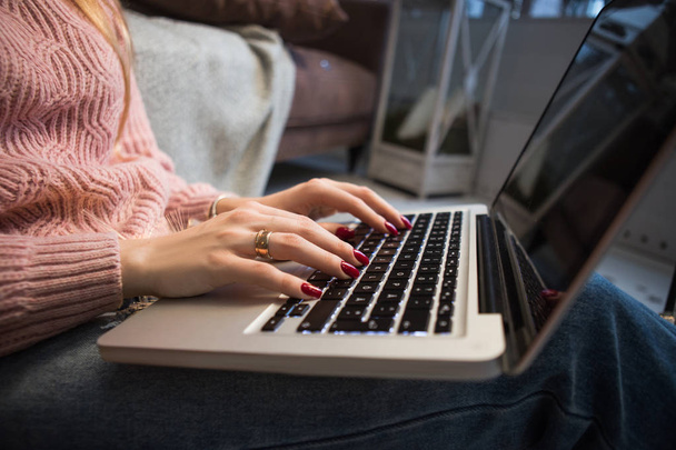 Vrouw werken thuis kantoor hand op toetsenbord close-up - Foto, afbeelding