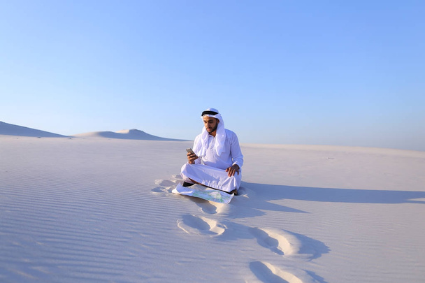 Sheikh επιτυχημένη επιχειρηματίας επικοινωνεί σε smartphone με bu - Φωτογραφία, εικόνα