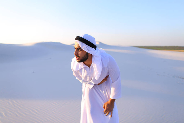 Mladý muž emirát trpí těžkou bolestí v břiše, stojím - Fotografie, Obrázek