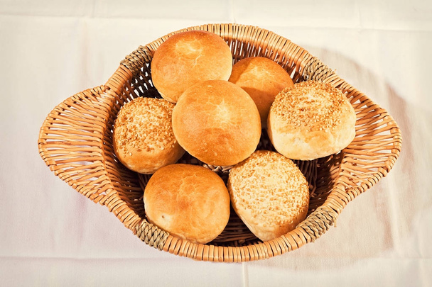 pieni pyöreä leipä valmistettu valkoisesta jauhot paju kori
 - Valokuva, kuva
