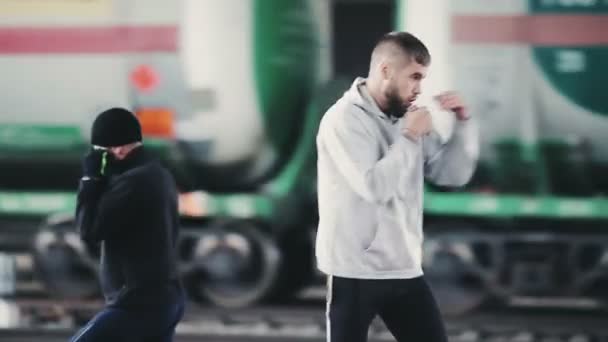 Молоді люди тіняться боксу на вулиці
 - Кадри, відео