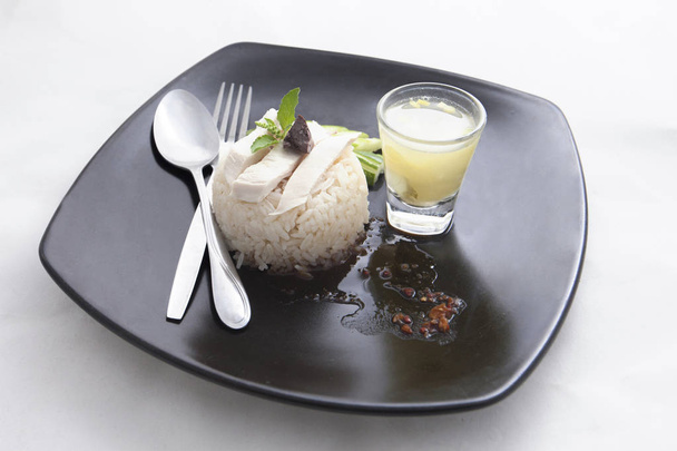 Arroz de frango Hainanese ou arroz de frango a vapor com molho em fundo branco.Receita de Gai Khao Man. Estilo de comida tailandesa rua
 - Foto, Imagem