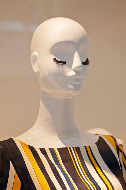 mannequins in een winkel venster, opmerking ondiepe scherptediepte - Foto, afbeelding