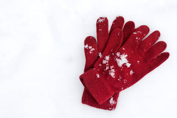 Playful Winter. Gloves lying on snow background - Foto, Imagen