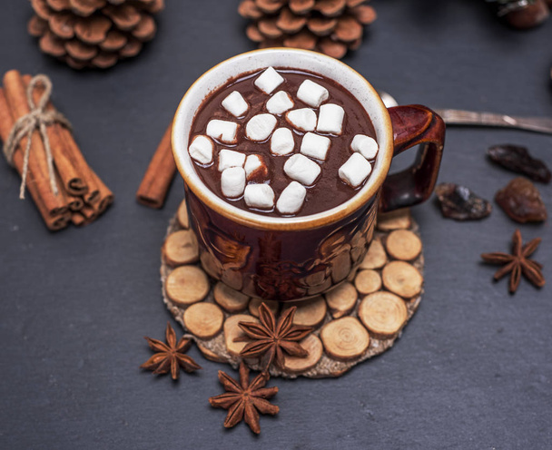 hot chocolate with white marshmallow slices  - 写真・画像