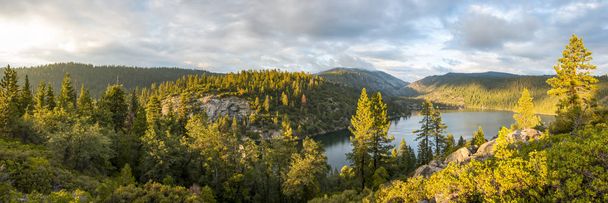 Pinecrest озеро в горах Сьєрра-Невада - Фото, зображення