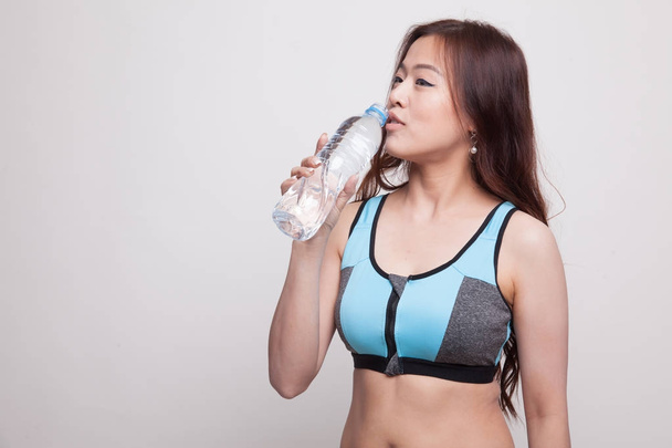 Beautiful Asian healthy girl with bottle of drinking water. - Foto, Imagem