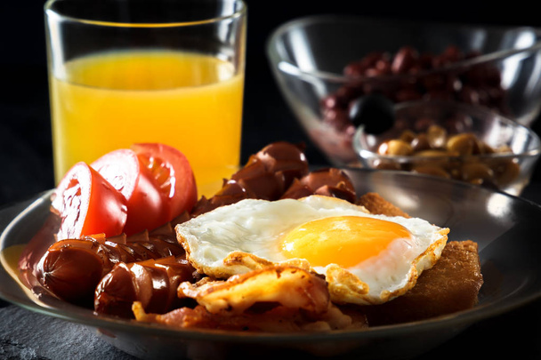 Повний англійський сніданок з омлет, бекон, ковбаса, квасоля, помідори і сік - Фото, зображення