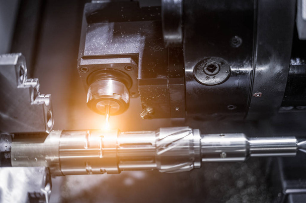 Máquina de trituração CNC Metalworking. Corte de metal processo moderno
 - Foto, Imagem