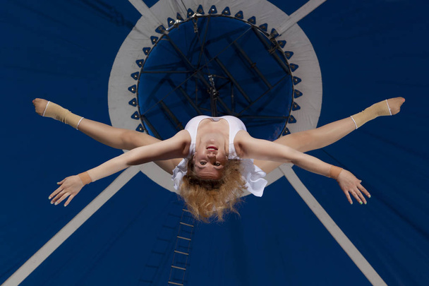 Circus air gymnast  - Foto, afbeelding