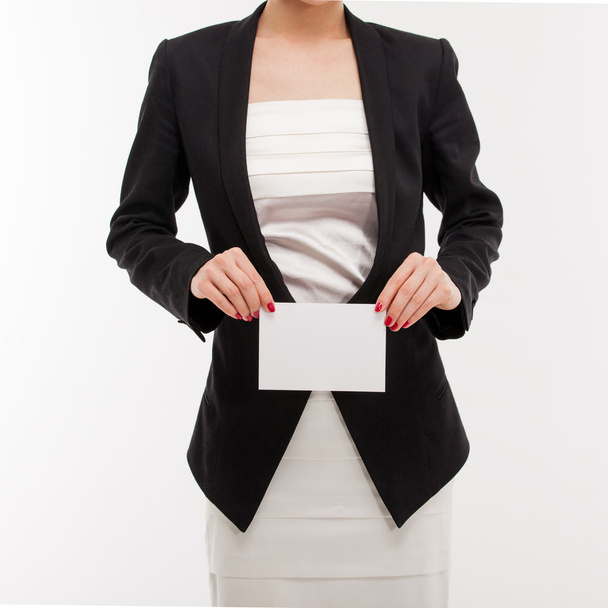 Женщина в деловом костюме держит пустую карточку для вашего сообщения
. - Фото, изображение