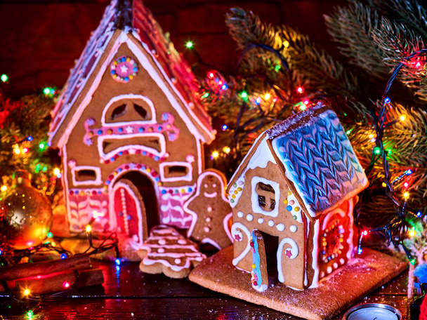 Maisons de pain au gingembre avec guirlande de Noël
. - Photo, image
