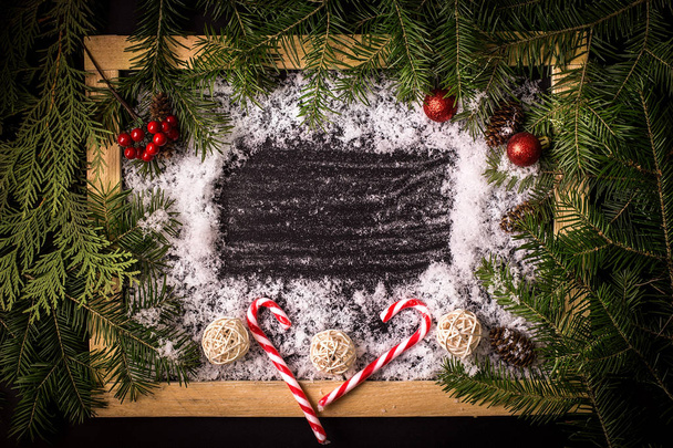 Χριστουγεννιάτικο καρέ με χιόνι σε μαύρο φόντο - Φωτογραφία, εικόνα