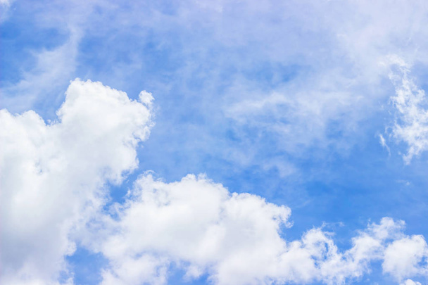 Zdecydowana, Błękitne niebo i chmury  - Zdjęcie, obraz