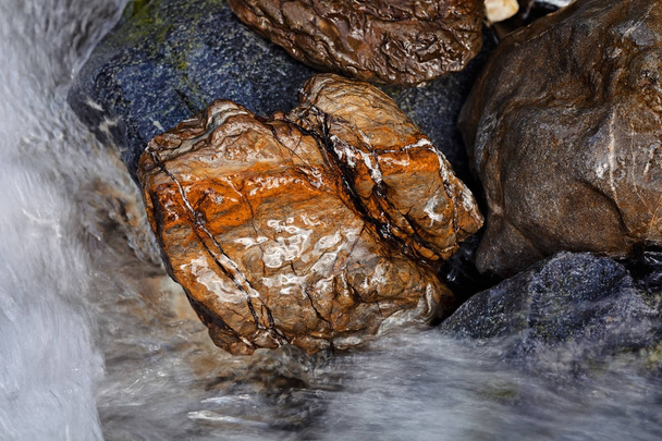 камінь під гірською водою, неглибока глибина різкості
 - Фото, зображення