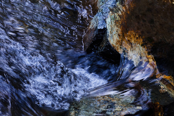 piedra bajo el agua de la montaña, nota poca profundidad de campo
 - Foto, Imagen