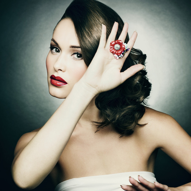 Beautiful woman with evening make-up. Retro style. Fashion photo - Foto, afbeelding