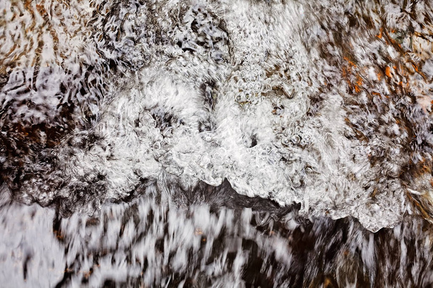 pietra sotto l'acqua di montagna, nota profondità di campo poco profonda
 - Foto, immagini