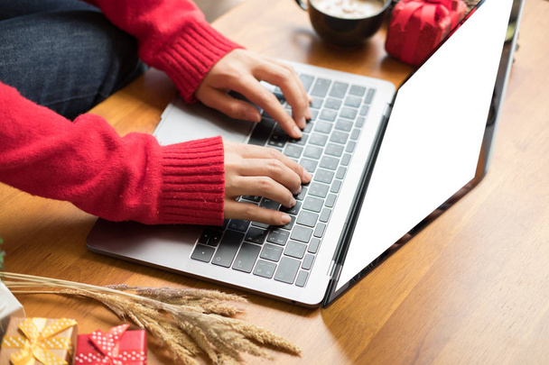 Frau tippen auf Laptop zu Hause. Mädchen benutzen zu Weihnachten Computer. chr - Foto, Bild