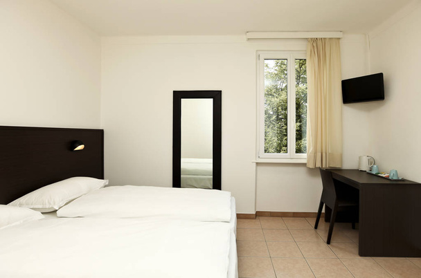 habitación interior del hotel, dormitorio
 - Foto, imagen