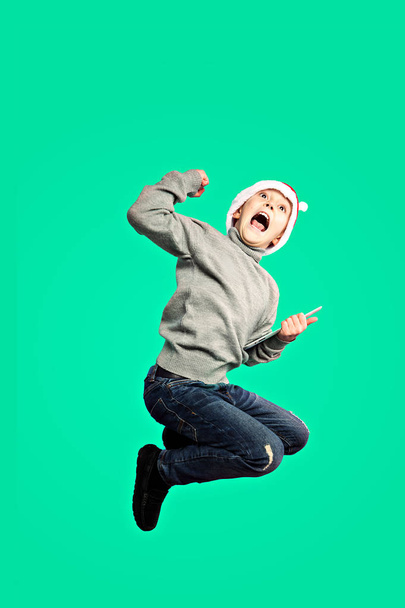 Excited boy in Christmas hat - 写真・画像