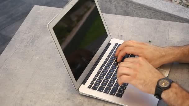 Cierre las manos escribiendo en el teclado del ordenador portátil fuera
. - Metraje, vídeo