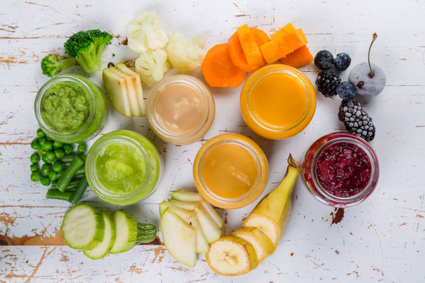 Colorful baby food purees in glass jars - Foto, afbeelding