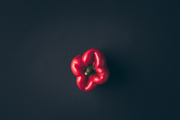 bovenaanzicht van rode paprika op grijze tafel - Foto, afbeelding
